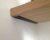 Étagère en bois fixée au mur avec un support discret. Idéal pour fixer une étagère murale.