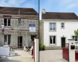Avant/après : une maison en rénovation, échafaudages et matériaux, puis une façade blanche immaculée. Le cout rénovation maison est visible.