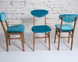 Trois chaises en bois relookées avec un tissu bleu turquoise velouté. Une belle idée déco pour transformer de vieilles chaises.