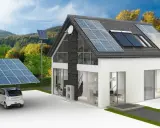 Une maison écologique autonome avec panneaux solaires sur le toit et un carport, une voiture électrique en charge.