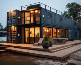 Maison moderne en conteneurs empilés, avec terrasse en bois et vue sur l'eau. Un prix maison avec sous-sol complet serait un rêve.