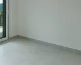 Plinthe discrète et moderne, idéale pour un carrelage clair. Un choix judicieux pour une finition impeccable.