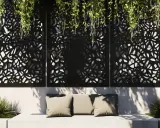 Comment cacher un vilain mur extérieur : des panneaux ajourés noirs avec des plantes retombantes créent une ambiance cosy sur un banc.