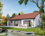 Vue extérieure d'une maison moderne avec un plan inspiré d'une maison créole traditionnelle. Jardin verdoyant, étang et mobilier de détente.