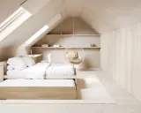 Chambre mansardée avec lit bas en bois, fauteuil bulle suspendu et étagères. Une décoration de chambre moderne et épurée.