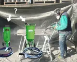 Un ouvrier en équipement de protection utilise un appareil de sablage. Le prix au m2 pour ce type de travail est une question clé.