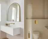 Idées pour décorer ses toilettes : un lavabo suspendu blanc, un miroir arche doré, une chasse d'eau dorée et une brosse WC assortie.