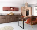 Cuisine moderne avec une **couleur cuisine industrielle** chaleureuse, mêlant bois sombre, terracotta et touches de laiton.