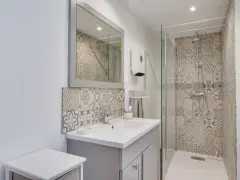 Salle de bain 5m2 rénovée avec carrelage style ancien, vasque moderne et douche à l'italienne. Estimation du prix rénovation salle de bain 5m2.