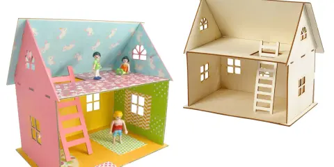Plan maquette maison en bois décorée avec des figurines, et une autre maison en bois brute.