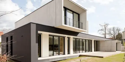 Maison moderne 100m2, béton et anthracite. Le prix maison neuve 100m2 sans terrain est un bon point de départ pour votre projet.