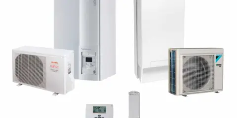 Deux unités intérieures de pompe à chaleur hybride sans unité extérieure, avec une unité extérieure Daikin et une unité extérieure Atlantic Fujitsu.