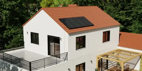 Maison blanche avec panneaux solaires sur le toit, terrasse et pergola. Une maison autonome en énergie, prête pour un avenir durable.