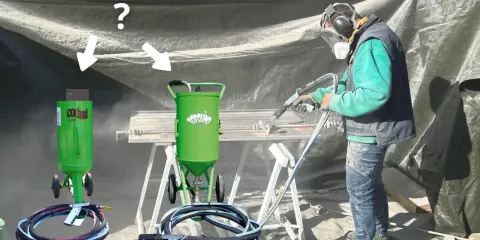 Un ouvrier en équipement de protection utilise un appareil de sablage. Le prix au m2 pour ce type de travail est une question clé.