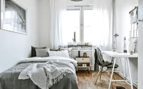 Aménagement petite chambre 9m2 : lit douillet, bureau fonctionnel et déco minimaliste pour un espace optimisé et lumineux.