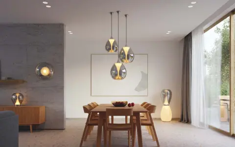 Quel luminaire pour salon salle à manger ? Suspensions modernes au-dessus d'une table en bois, lampe sur pied design et applique murale sphérique créent une ambiance chaleureuse.