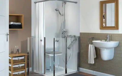 Salle de bain adaptée : douche sécurisée avec siège, barres d'appui et porte facile d'accès. Une aide précieuse pour les seniors.