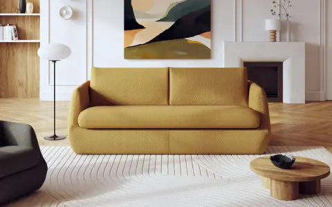 Canapé jaune moutarde, couleur canapé moins salissant, avec un tapis blanc texturé et une table basse en bois.
