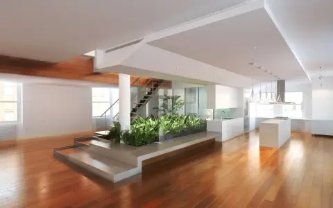 Un grand espace ouvert avec un escalier moderne, une cuisine épurée et un jardin intérieur. Une maison prête à décorer, lumineuse et spacieuse.