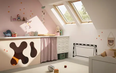 Idéale pour aménager petite chambre bébé sous combles : un espace ludique et douillet avec des jouets, des étoiles au mur et des fenêtres de toit.