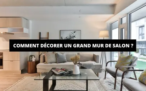 Idées pour comment décorer un grand mur de salon : un tableau végétal, un canapé confortable et des fauteuils invitants.