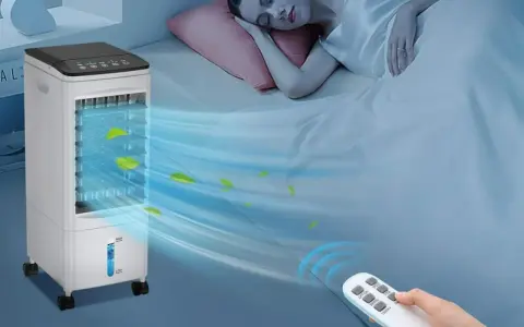 Un système split sans évacuation rafraîchit une chambre où une femme dort paisiblement. Une télécommande est visible.