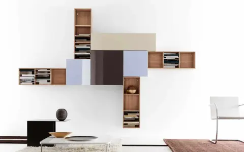 Étagères murales modulables, jouant avec la hauteur et la profondeur pour un salon moderne.