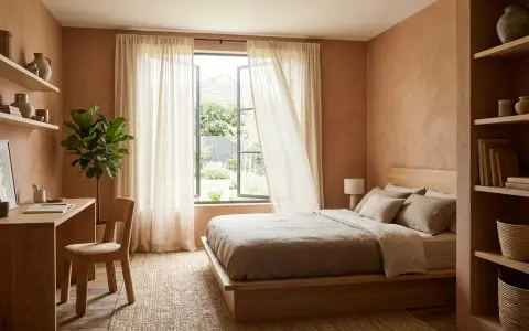 Chambre d'ado chaleureuse avec murs ocre, lit en bois, bureau et plante verte. Une belle idée décoration chambre ado pour un espace cosy et naturel.