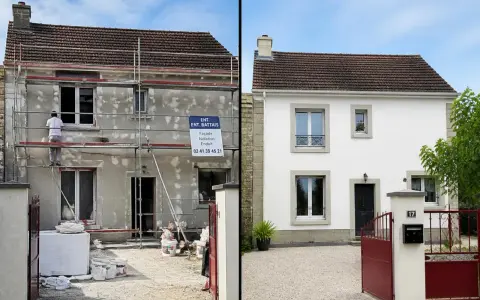 Avant/après : une maison en rénovation, échafaudages et matériaux, puis une façade blanche immaculée. Le cout rénovation maison est visible.