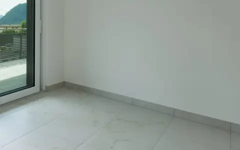 Plinthe discrète et moderne, idéale pour un carrelage clair. Un choix judicieux pour une finition impeccable.