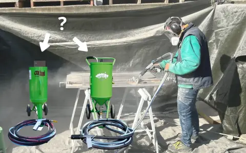 Un ouvrier en équipement de protection utilise un appareil de sablage. Le prix au m2 pour ce type de travail est une question clé.