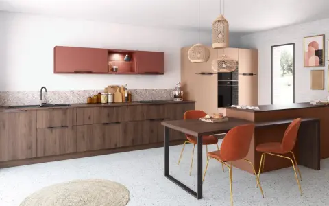 Cuisine moderne avec une **couleur cuisine industrielle** chaleureuse, mêlant bois sombre, terracotta et touches de laiton.