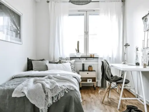 Aménagement petite chambre 9m2 : lit douillet, bureau fonctionnel et déco minimaliste pour un espace optimisé et lumineux.