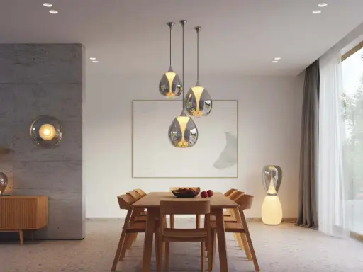 Quel luminaire pour salon salle à manger ? Suspensions modernes au-dessus d'une table en bois, lampe sur pied design et applique murale sphérique créent une ambiance chaleureuse.