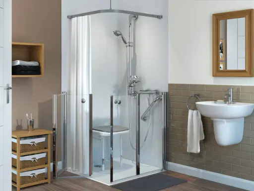 Salle de bain adaptée : douche sécurisée avec siège, barres d'appui et porte facile d'accès. Une aide précieuse pour les seniors.