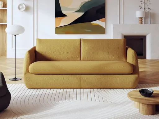 Canapé jaune moutarde, couleur canapé moins salissant, avec un tapis blanc texturé et une table basse en bois.