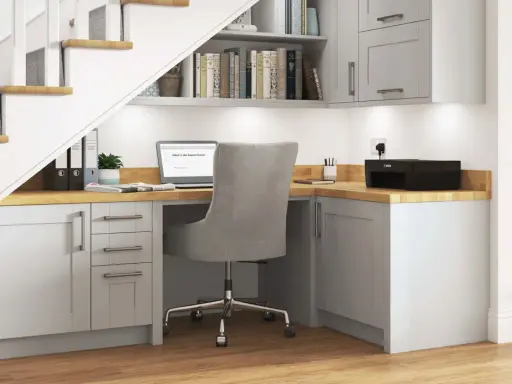 Bureau sous escalier fonctionnel avec ordinateur portable, imprimante et rangements.