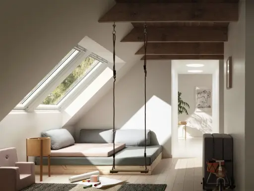 Aménagement comble 1m50 : un espace cosy avec balançoire, lit bas et vue sur la nature par les fenêtres de toit.