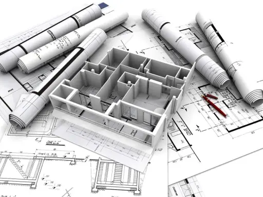 Maquette 3D d'une maison familiale sur des plans d'architecte, avec des rouleaux de plans et des stylos rouges.