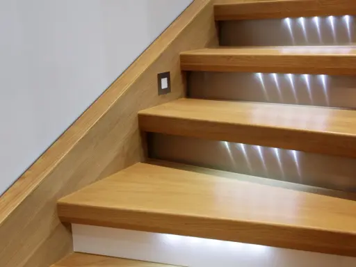Escalier en bois rénové avec éclairage LED discret. Un design moderne pour un escalier chaleureux.