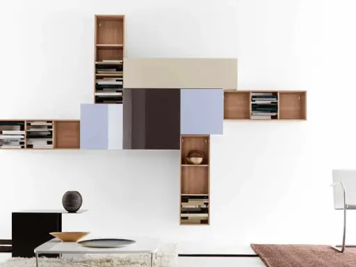 Étagères murales modulables, jouant avec la hauteur et la profondeur pour un salon moderne.
