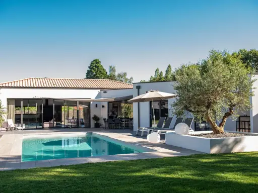 Belle maison vendéenne avec piscine, terrasse et olivier centenaire. Idéal pour des vacances paisibles.