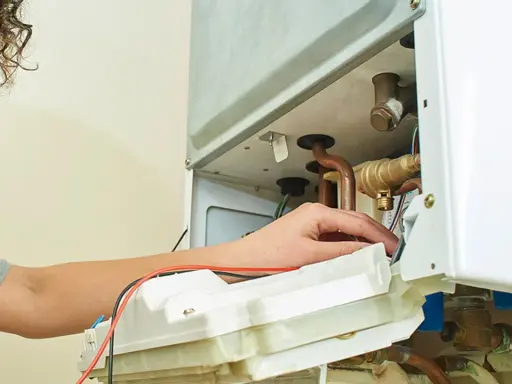 Technicienne vérifiant une pompe à chaleur qui ne chauffe pas quand il fait froid.