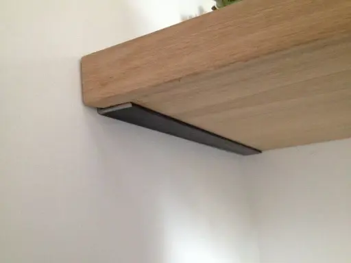 Étagère en bois fixée au mur avec un support discret. Idéal pour fixer une étagère murale.