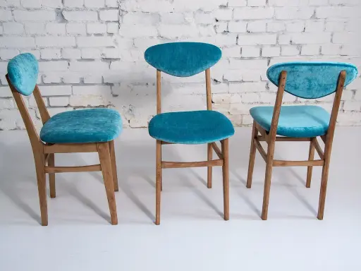 Trois chaises en bois relookées avec un tissu bleu turquoise velouté. Une belle idée déco pour transformer de vieilles chaises.