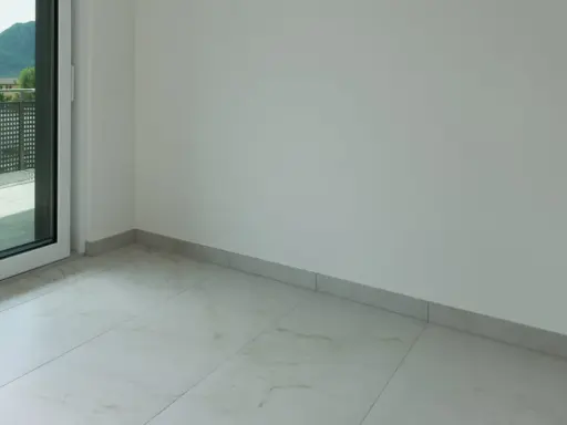Plinthe discrète et moderne, idéale pour un carrelage clair. Un choix judicieux pour une finition impeccable.