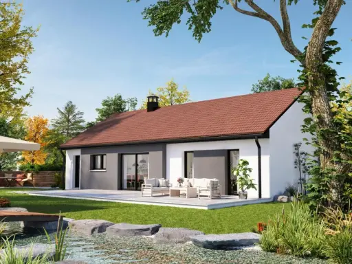 Vue extérieure d'une maison moderne avec un plan inspiré d'une maison créole traditionnelle. Jardin verdoyant, étang et mobilier de détente.