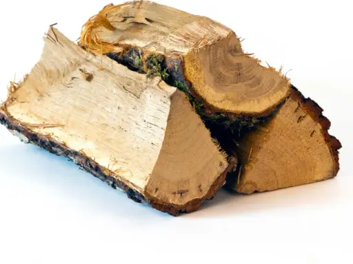 Bûches de bois de chauffage empilées, prêtes pour l'hiver. Le prix de la tonne de bois de chauffage varie selon la saison.