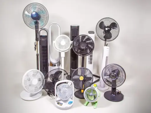 Collection de différents types de ventilateurs : sur pied, colonne, de table et même un petit modèle vert.