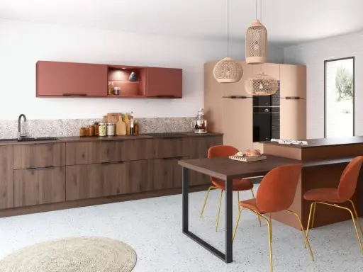 Cuisine moderne avec une **couleur cuisine industrielle** chaleureuse, mêlant bois sombre, terracotta et touches de laiton.